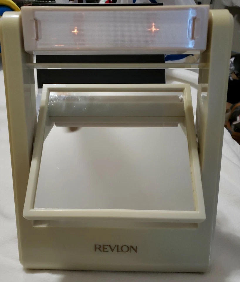 Revlon Perfect Look Travel Light Magnifying Makeup Mirror 1x/3x. Case,power cord - Image 1 of 4