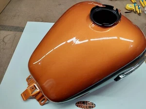 GENUINE HARLEY DAVIDSON Fuel Tank Amber Whiskey 2-Tone 61000016DXB - Picture 1 of 7