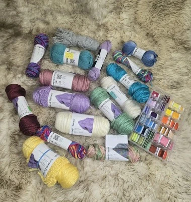 Lote de 16 bolas de acrílico suave usadas de hilo de bucles e hilos de bordar + hilo dental Foto 1 de 4