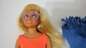 RARO MATTEL SUN SET MALIBU #1069 SKIPPER BIONDO CON OCCHIALI DA SOLE TNT COSTUME DA BAGNO ASCIUGAMANO - Foto 1 di 7