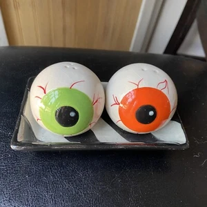 Salt and Pepper Shakers Green & Orange Eyeballs On Black & White Tray Halloween - Picture 1 of 12