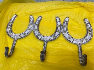 Appendiabiti a ferro di cavallo bianco western 3 ganci fatto a mano saldato da parete - Foto 1 di 15