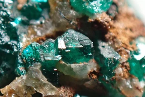 EUCHROITE * CRISTALES VERDE ESMERALDA * TIPO LOC * ¡RARO!!! Lubietova, ESLOVAQUIA - Imagen 1 de 22