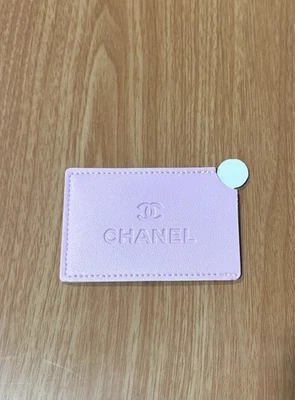 Chanel Beauty VIP Espejo y Soporte de Cuero Sintético 4” X 3”, Nuevo en Caja, Lavanda Foto 1 de 4
