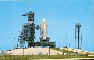 TRANSBORDADOR ESPACIAL EN LA ALMOHADILLA DE LANZAMIENTO Postal 23356 - Imagen 1 de 2