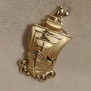 Spilla spilla oro nave pirata barca a vela vintage costume bigiotteria marca A.J.C - Foto 1 di 5