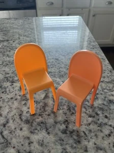 Barbie Dream House 2018 neues Ersatzteil - zwei orangefarbene Stühle - Bild 1 von 2