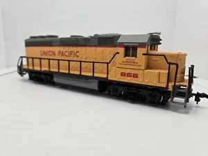 BACHMANN HO SCALE UNION PACIFIC RAILROAD GP40-2 POWERED LOCOMOTIVE #866 Tested - Picture 1 of 8