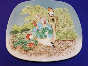 1980 BESWICK ENGLAND TELLERSZENEN AUS BEATRIX POTTER PETER RABBIT IM GARTEN - Bild 1 von 4