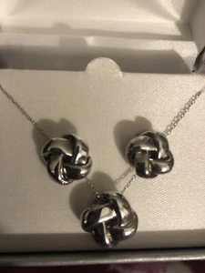 Sterlingsilber Liebesknoten Ohrringe & Halskette Set Pfosten Ohrringe. Neu im Karton - Bild 1 von 5
