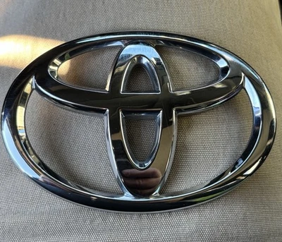 Genuine OEM Toyota 75441-AC020 Rear Trunk Lid Emblem Badge 2005-2010 Avalon - Image 1 of 4