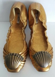 MIU MIU INCREÍBLES ZAPATOS PLANOS DE BALLET CRUJIENTES ORO BRONCE CONCHA MARINA EE. UU. 37,5 ME ENCANTAN - Imagen 1 de 6