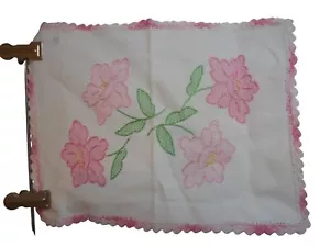 Vintage handbestickt Blumen rosa Spitze Kommode Schal Deckchen Tischset Läufer #4 - Bild 1 von 6