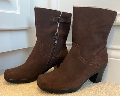 NWOT Clarks Bendables Boots Women Size 6M Brown Suede Faux Fur Lining Zip/Buckle - Image 1 of 4