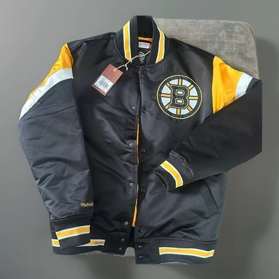 Chaqueta de satén de peso pesado Mitchell & Ness Boston Bruins NHL talla grande universitaria Foto 1 de 2