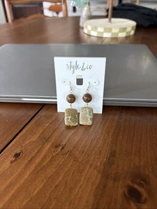 Earrings Gold With Stone New. Never Worn - Picture 1 of 3