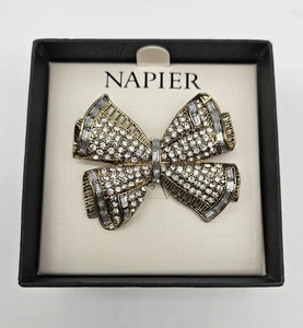 Broche texturizado con lazo de cinta de diamantes de imitación tono dorado Napier  - Imagen 1 de 8