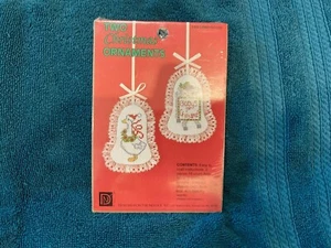 WEIHNACHTEN KREUZSTICH SET 2 ORNAMENTE LAMM BABY'S 1. UND WEIHNACHTSGANS - Bild 1 von 2