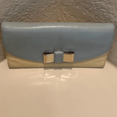 Cartera Larga Continental Chloe Piel de Becerro Lirio Bloques de Color Azul Crema y Arco Plateado Foto 1 de 4