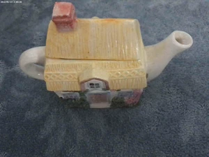 VINTAGE VILLAGE COTTAGE DECORATIVE TEAPOT - Picture 1 of 7