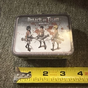 "Mini lonchera Attack on Titan Teeny Tins 3"" Funimation nueva en paquete sellado" - Imagen 1 de 7