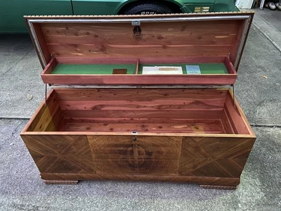 Cofre de madera de cedro Lane 1950 MCM cascada papeleo vintage seguro para niños sin cerradura Foto 1 de 4