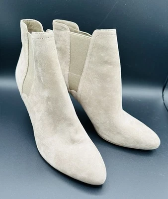 Nuevo Botín Ivanka Trump Gamuza Taupe Pull-On con Tacón de Punta Talla 9 ¡NUEVO!! Foto 1 de 4