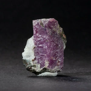 Cristal de corindón rubí rojo. 25x12x12mm. Especie mineral. Khit, Karelia, Rusia - Imagen 1 de 3