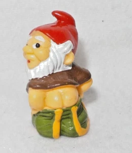 FIGURINE JOUET FERRERO KINDER SURPRISE TOY NAIN MONTRANT SES FESSES POPOMATZ - Imagen 1 de 3