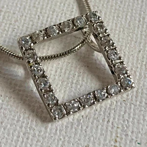 Halskette Quadrat Plättchen Anhänger Klar Stein Pave Details an Silberfarben Kette - Bild 1 von 5
