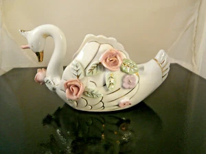 VINTAGE SWAN WITH APPLIED PINK ROSES AND GREEN LEAVES - GILDING - JAPAN SIGNED  - Picture 1 of 9