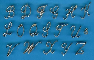 10 DECORAZIONI MATRIMONIO/CUPCAKE MONOGRAMMA PLASTICA ARGENTO - Foto 1 di 1