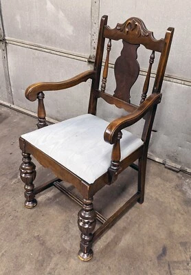 Sillón antiguo vintage antiguo Drexel de madera de nogal 40" H con detalles de comedor Foto 1 de 4