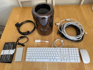 Apple Mac Pro Late 2013 A1481 8 Core Xeon 3.0GHz 64GB RAM 1TB SSD D700 + More - Afbeelding 1 van 16