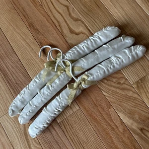 Appendiabiti bianco imbottito raso nastro oro uno con bottoni set di 3 - Foto 1 di 9