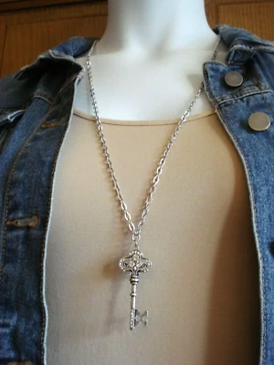 Collar de cadena larga de 32", colgante de llave enchapado en plata con diamantes de imitación de 2 1/4" y bolsa de regalo Foto 1 de 4