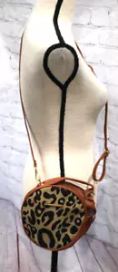 Cartera pequeña redonda con estampado de leopardo marrón y negro para mujer - Imagen 1 de 3