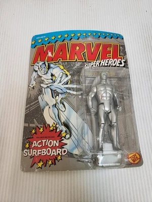 Figura de acción y tabla de surf Toy Biz Marvel Super Heroes Silver Surfer 1990 sellada Foto 1 de 2