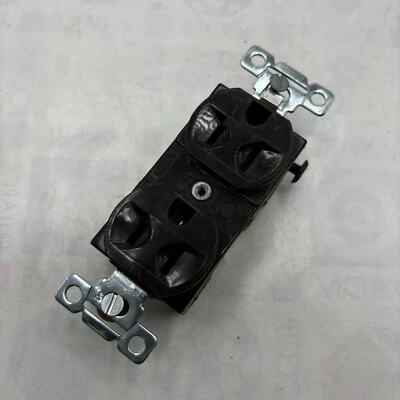 ESPECIFICACIÓN BRYANT DUPLEX RECEPTALCE MARRÓN 5252 15A 125V ⭐ Foto 1 de 4