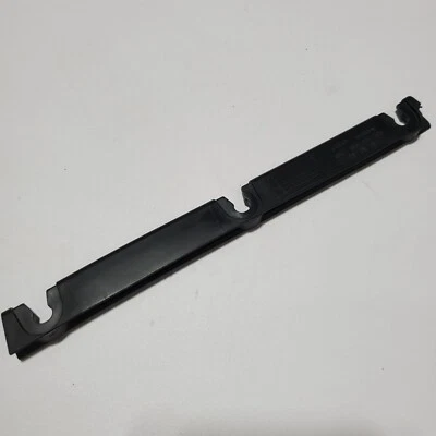 Audi A4 2002-2008 pieza de ajuste de riel de retención de puerta delantera OEM 8E0833345 Foto 1 de 4