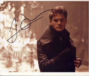 Jeremy Irvine Autograph Signed 8x10 Photo [7115] - Picture 1 of 3