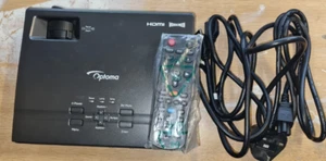 OPTOMA DAEPGLKGP Breitbild DLP HDMI Projektor mit Fernbedienung und Tasche - Bild 1 von 6