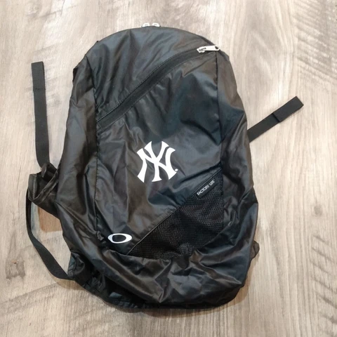 New York Yankees NY Oakley Factory Lite Bag/Backpack Black EUC Cover