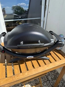 Weber Gasgrill Q 1000 - kaum genutzt - gut gepflegt - mit viel Zubehör - Bild 1 von 9