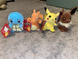 Vintage Hasbro 1998 Pokémon Plüsch 4 Stück Charizard Eevee Squirtle Pikachu Neu mit Etikett - Bild 1 von 6