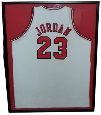 Camiseta deportiva autografiada por Michael Jordan White Home Chicago Bulls certificado de autenticidad UDA 1998 Foto 1 de 4