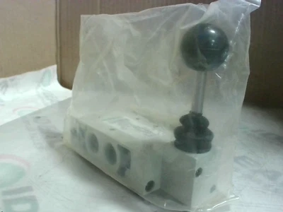 Numatics L23LD652O000000 Manual Air Control Vavle 4 Way 3/8" NP - Factory Sealed - Image 1 of 3