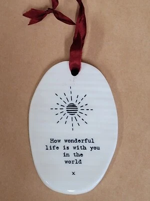 Adorno colgante ovalado del este de la India lo maravillosa que es la vida contigo en el mundo Foto 1 de 3