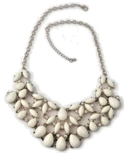 COLLAR BABERO VINTAGE Lucite piedras de color marfil y pedrería JOYERÍA DE DISFRACES - Imagen 1 de 11