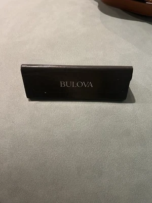 Estuche de gafas rígidas Bulova con forma triangular en cierre magnético gris Foto 1 de 4